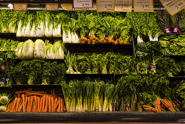 Photo of produce on grocery store shelves.